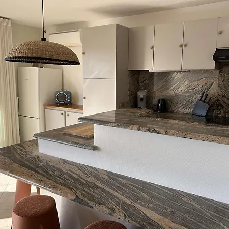 Apartment 2p Avec Terrasse, Animaux Acceptes, Parking, Climatisation - Fr-1-250-325