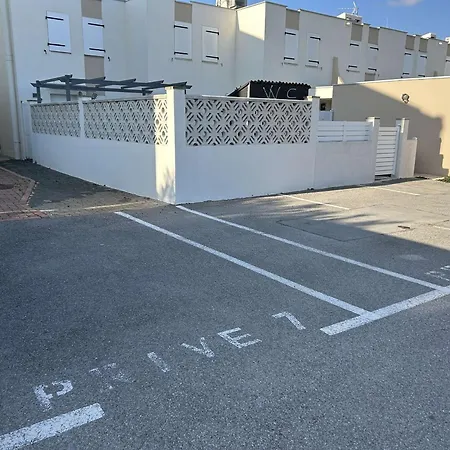 2p Avec Terrasse, Animaux Acceptes, Parking, Climatisation - Fr-1-250-325 Le Grau-du-Roi