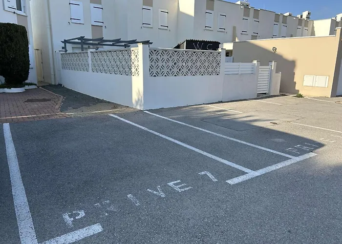 2p Avec Terrasse, Animaux Acceptes, Parking, Climatisation - Fr-1-250-325 Le Grau-du-Roi