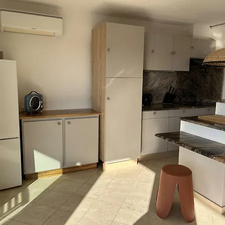2p Avec Terrasse, Animaux Acceptes, Parking, Climatisation - Fr-1-250-325 *