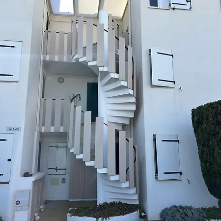 2p Avec Terrasse, Animaux Acceptes, Parking, Climatisation - Fr-1-250-325 *