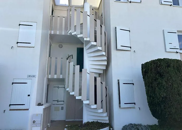 2p Avec Terrasse, Animaux Acceptes, Parking, Climatisation - Fr-1-250-325 *